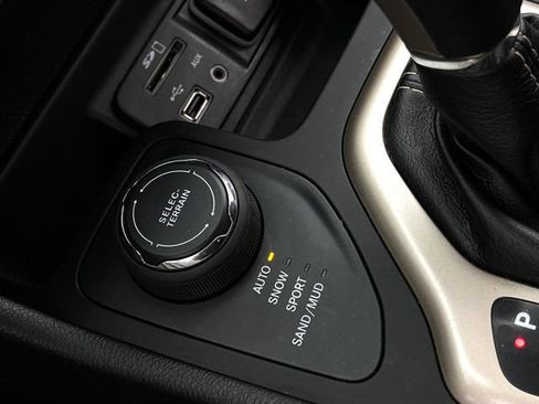 Used 2015 Jeep Cherokee Latitude w/ Cold Weather Group AWD/4WD image 20