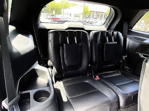 Used 2017 Ford Explorer XLT w/ Equipment Group 202A FWD image 21