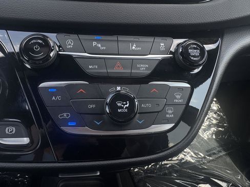 Used 2025 Chrysler Pacifica Select FWD image 21