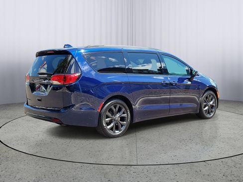 Used 2018 Chrysler Pacifica Touring-L Plus w/ Advanced Safetytec Group FWD image 3