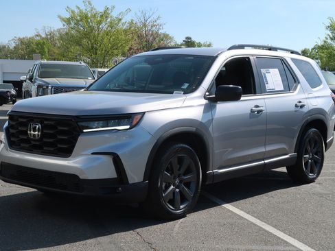 Used 2025 Honda Pilot Sport image 5