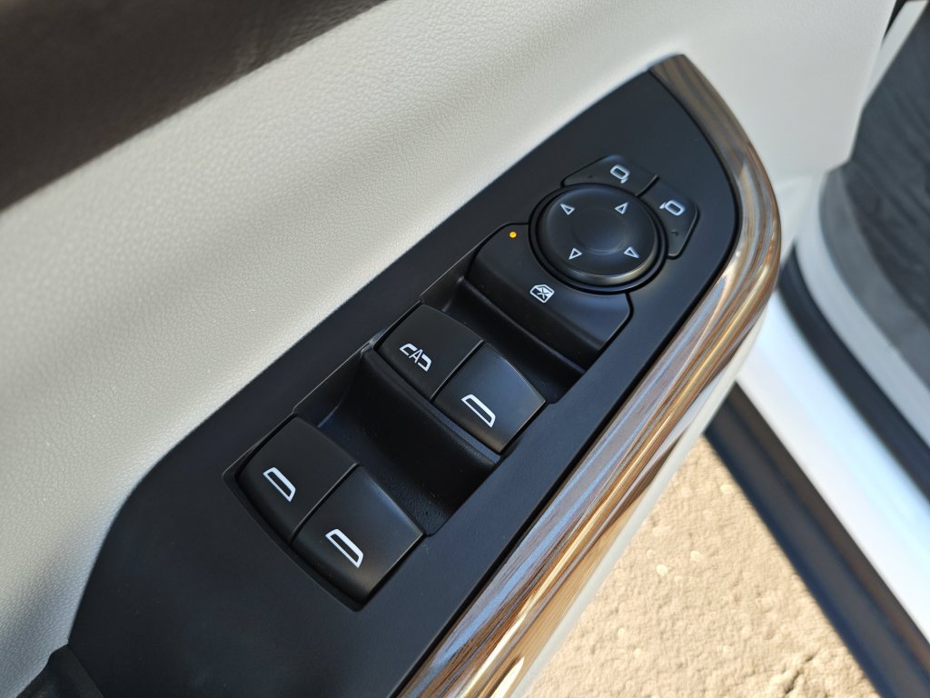 Used 2023 GMC Acadia SLE w/ Driver Convenience Package FWD image 11