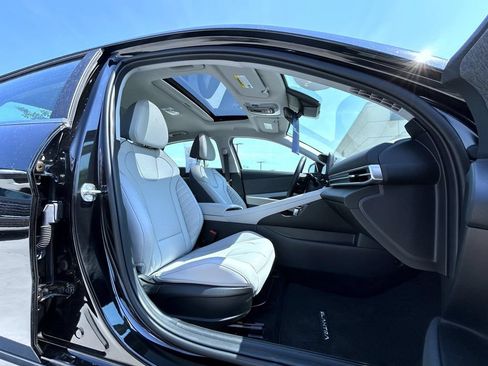 Used 2025 Hyundai Elantra Limited FWD image 17