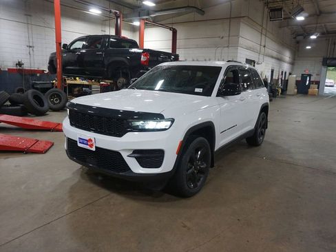 Used 2022 Jeep Grand Cherokee Altitude AWD/4WD image 24