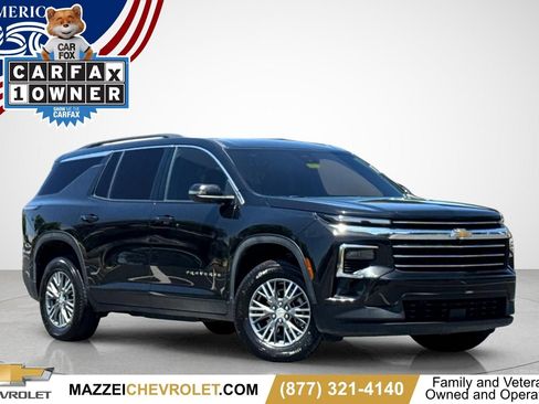 Used 2025 Chevrolet Traverse LT FWD image 1