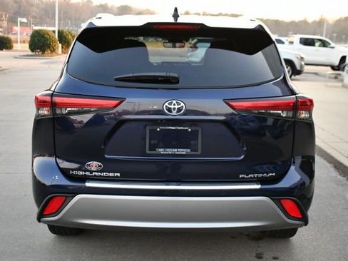 Used 2022 Toyota Highlander Platinum image 4