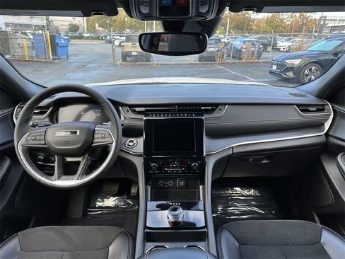 Used 2024 Jeep Grand Cherokee L Laredo image 10