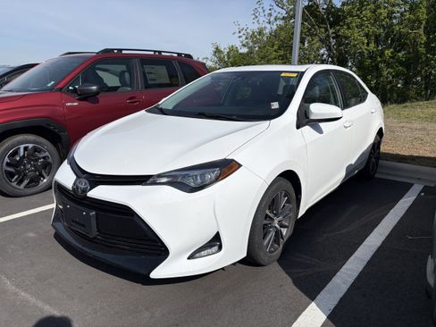 Used 2018 Toyota Corolla LE w/ LE Premium Package w/Moonroof FWD image 5