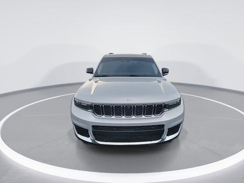 Used 2022 Jeep Grand Cherokee L Limited w/ Luxury Tech Group II image 3