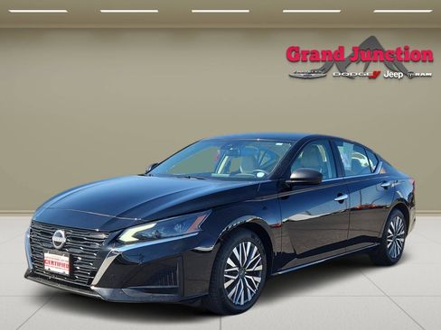 Used 2025 Nissan Altima 2.5 SV FWD image 3
