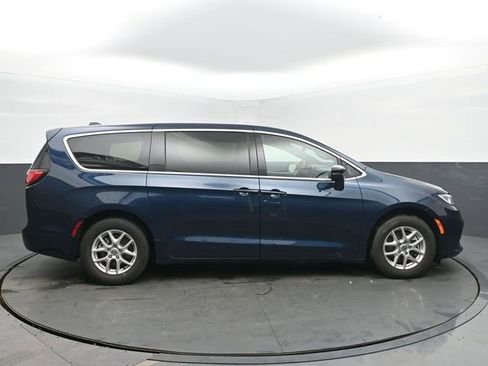 Used 2025 Chrysler Pacifica Select image 6