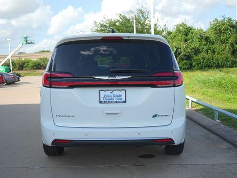 Used 2024 Chrysler Pacifica Limited FWD image 5