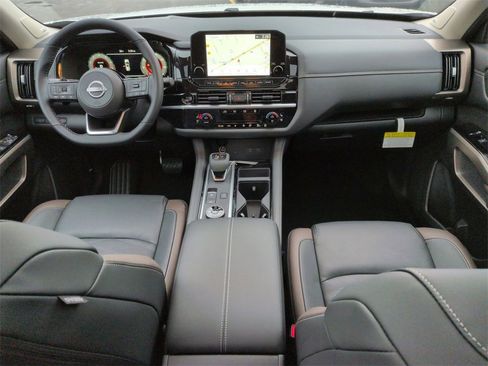 New 2025 Nissan Pathfinder Platinum image 17