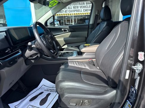 Used 2025 Kia Carnival FWD image 11