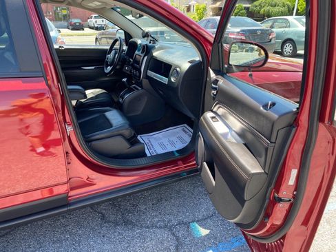 Used 2017 Jeep Compass Latitude FWD image 13