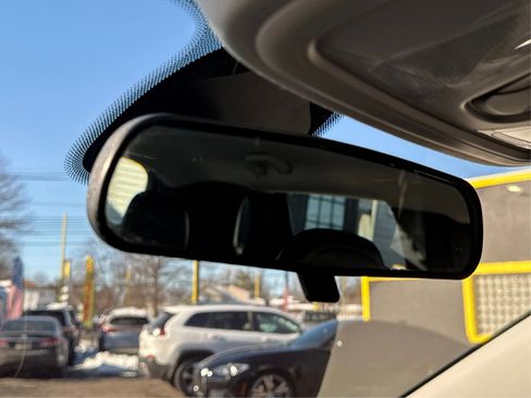 Used 2019 Jeep Cherokee Latitude Plus AWD/4WD image 14
