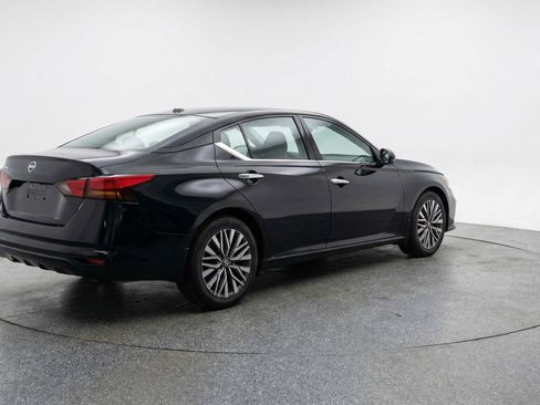 Used 2025 Nissan Altima 2.5 SV FWD image 9