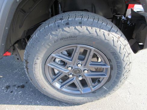 Used 2025 Jeep Wrangler Sport S image 9