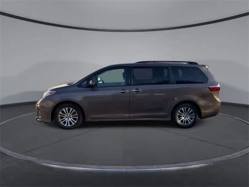 Used 2019 Toyota Sienna XLE image 5