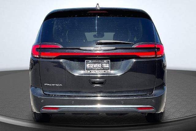 Used 2023 Chrysler Pacifica Touring-L FWD image 4