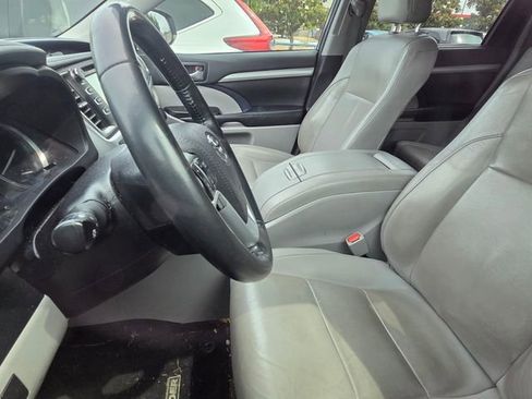 Used 2019 Toyota Highlander XLE FWD image 7