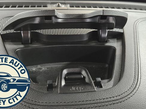 Used 2020 Jeep Cherokee Limited image 28