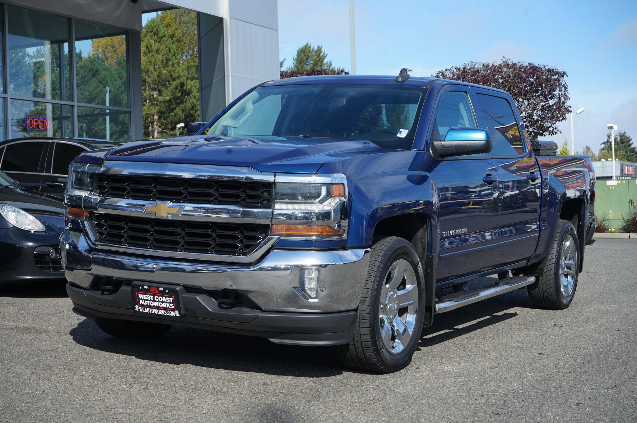 Used 2018 Chevrolet Silverado 1500 LT w/ LT Eassist Package AWD/4WD image 1