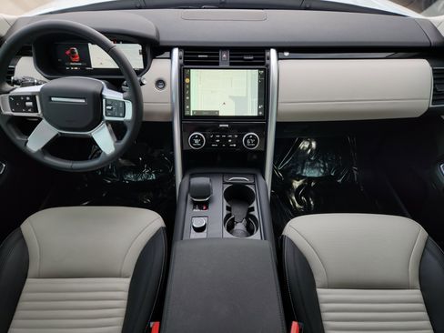 Certified 2025 Land Rover Discovery S image 29