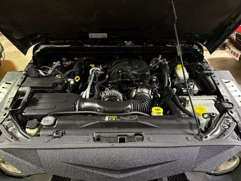 Used 2018 Jeep Wrangler Unlimited Rubicon w/ Dual Top Group AWD/4WD image 30