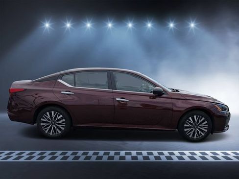 Used 2025 Nissan Altima 2.5 SV FWD image 2
