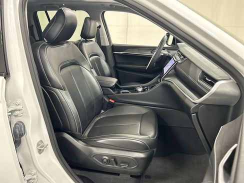 Used 2023 Jeep Grand Cherokee Limited w/ Luxury Tech Group II AWD/4WD image 24