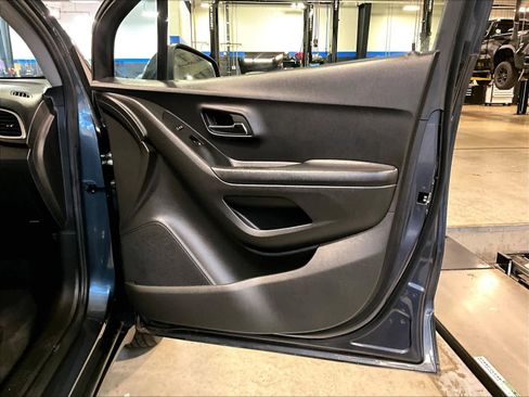 Used 2022 Chevrolet Trax LT w/ LT Convenience Package image 12