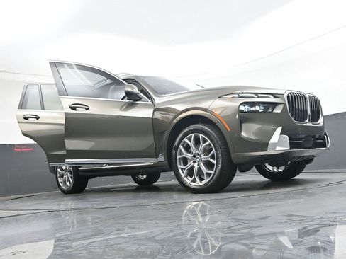 Used 2025 BMW X7 xDrive40i w/ Premium Package AWD/4WD image 47