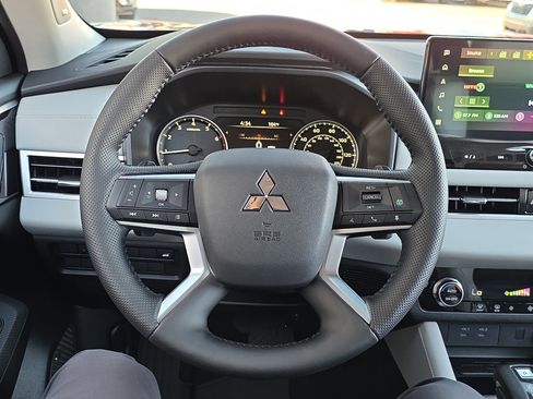 New 2026 Mitsubishi Outlander SE image 13