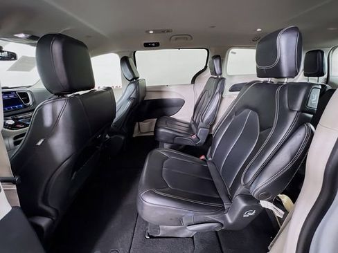 Used 2023 Chrysler Pacifica Touring-L FWD image 15
