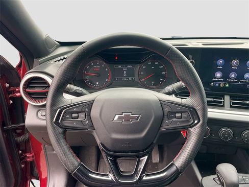 Used 2025 Chevrolet Trax RS w/ Driver Confidence Package image 13