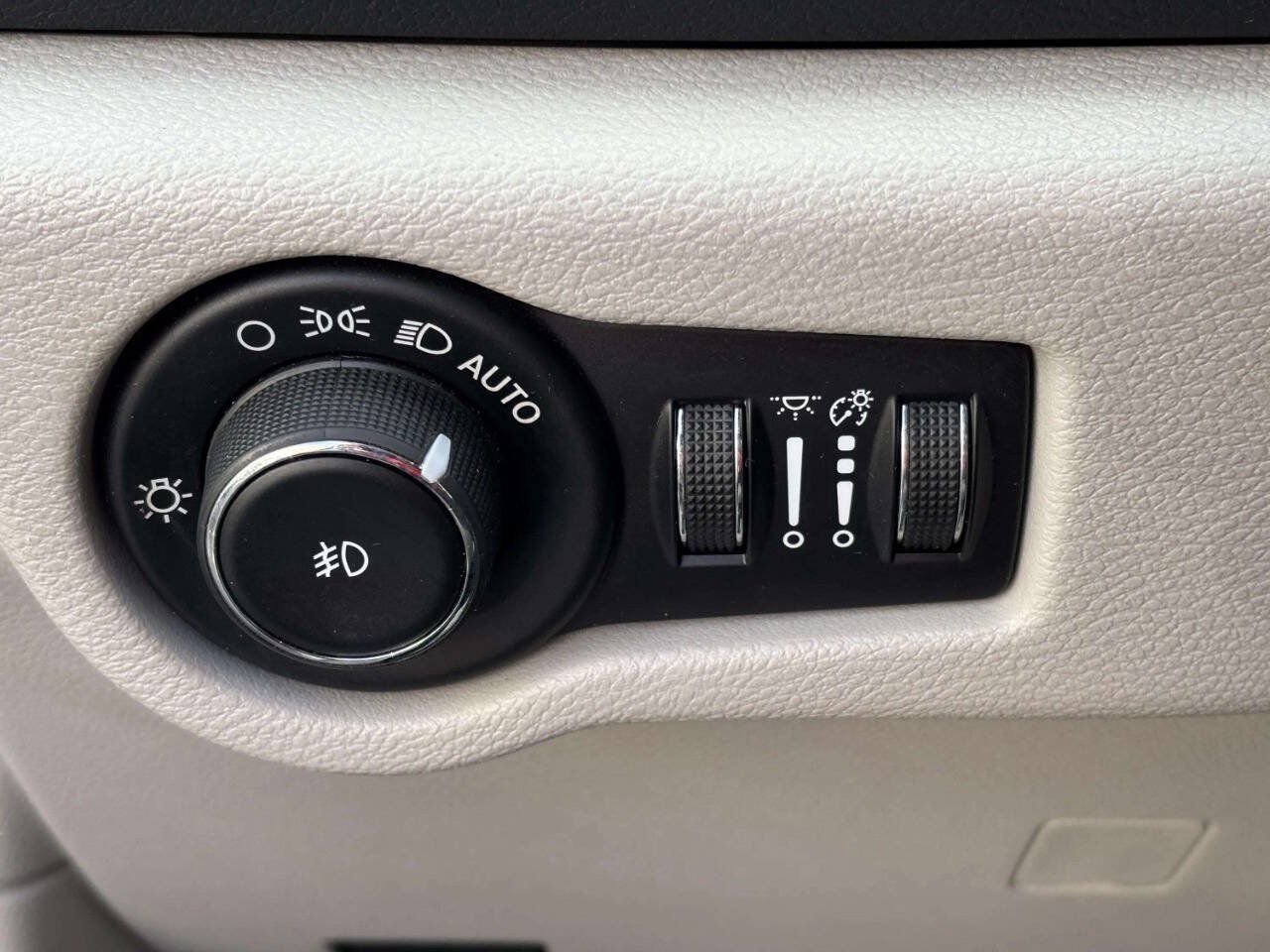 Used 2019 Chrysler Pacifica Touring-L Plus w/ Advanced Safetytec Group FWD image 31