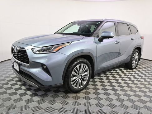 Used 2023 Toyota Highlander Platinum AWD/4WD image 2