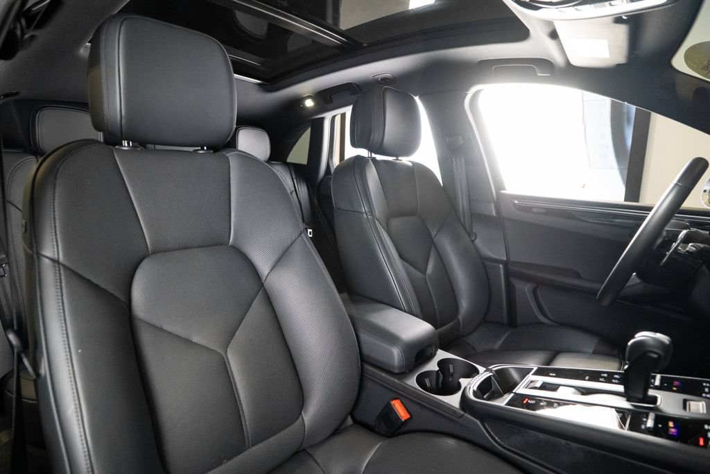 Certified 2025 Porsche Macan AWD/4WD image 17