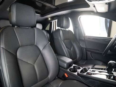 Certified 2025 Porsche Macan AWD/4WD image 17