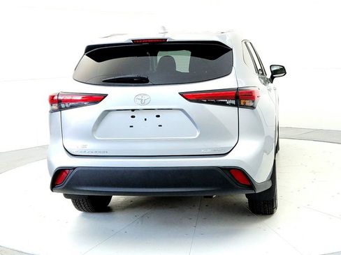 Used 2023 Toyota Highlander XLE AWD/4WD image 5
