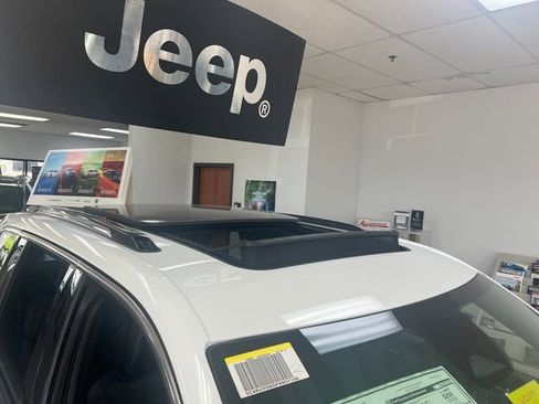 Used 2023 Jeep Grand Cherokee Overland image 12