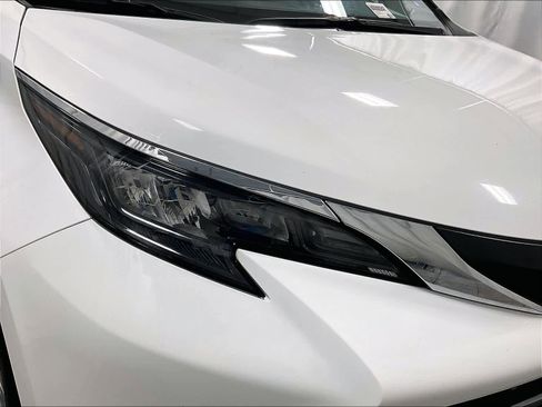 Certified 2024 Toyota Sienna LE image 33