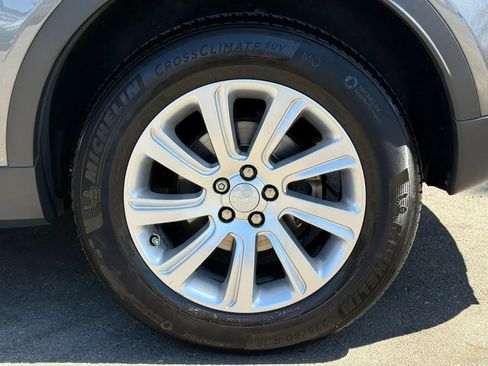 Used 2018 Land Rover Discovery Sport SE AWD/4WD image 12