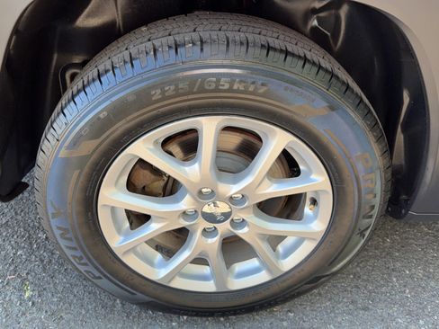 Used 2014 Jeep Cherokee Latitude w/ Cold Weather Group AWD/4WD image 11