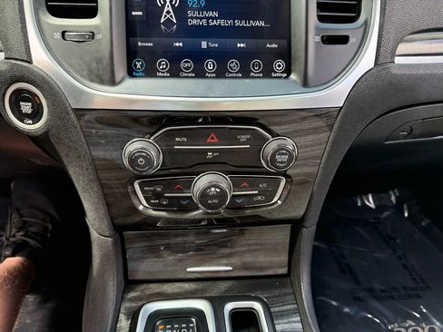 Used 2017 Chrysler 300 Limited image 26