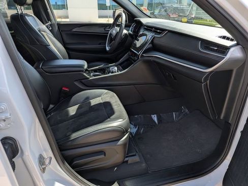 Used 2023 Jeep Grand Cherokee Altitude AWD/4WD image 12