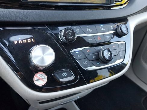 Used 2024 Chrysler Pacifica Touring-L image 33