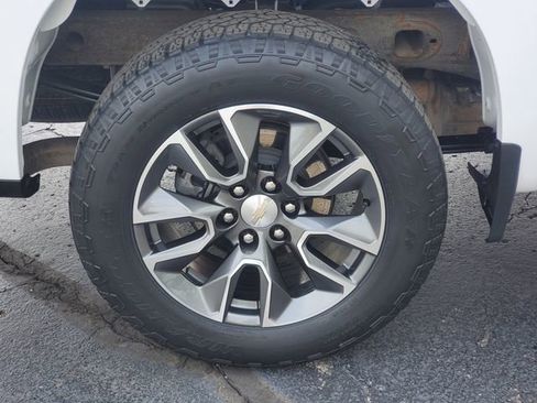 Used 2023 Chevrolet Silverado 1500 LT AWD/4WD image 5