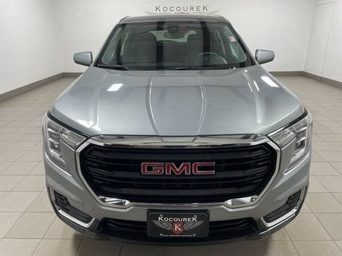 Used 2024 GMC Terrain SLE AWD/4WD image 2